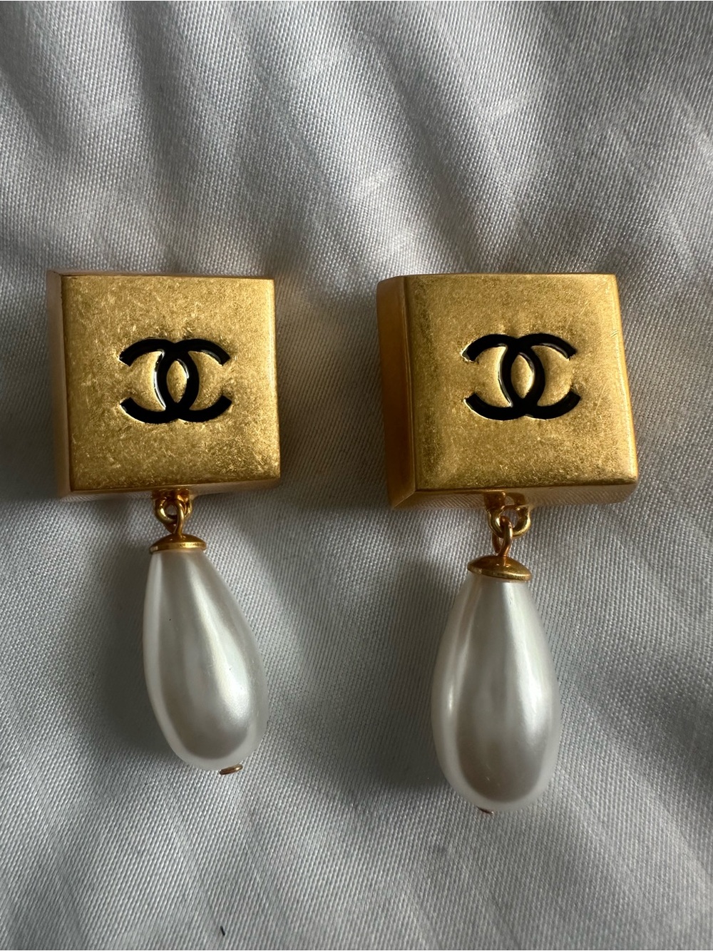 ✨CHANEL Gold-Tone Square Drop Clip-on Earrings with White Pearl Teardrops